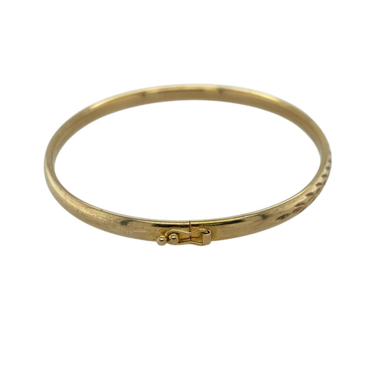 Add a touch of classic elegance to your jewellery collection with this pre-owned 9ct yellow gold patterned hinged bangle, combining timeless style with practical designβperfect for both everyday wear and special occasions.
Design: The bangle features a traditional hinged design with an all-over patterned finish, adding texture and subtle sparkle for an eye-catching look.
Material: Made from 9-carat yellow gold, it has a polished and textured surface that enhances its warm tone and decorative appeal.