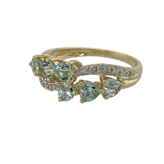 Add a fresh and elegant touch to your jewellery collection with this pre-owned 9ct yellow gold diamond and aquamarine set split band ring, combining soft colour with contemporary design—perfect for everyday wear or special occasions.
Design: The ring features a stylish split band design, showcasing a modern arrangement of gemstones that creates width and visual interest across the finger.