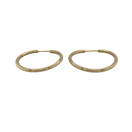 Add a timeless and practical piece to your jewellery collection with these pre-owned 9ct yellow gold plain sleeper hoop earrings, offering classic style with a slightly more substantial feel—perfect for everyday wear.
Design: The earrings feature a traditional sleeper hoop design with a smooth, rounded shape, creating a clean and understated look.
Material: Made from 9-carat yellow gold, they have a polished finish that enhances their warm tone and classic appeal.