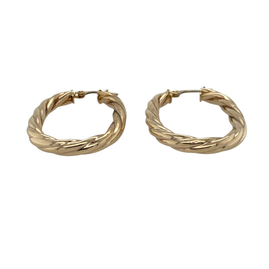 Add a stylish and elegant touch to your jewellery collection with these pre-owned 9ct yellow gold twisted oval creole earrings, combining classic shape with a modern twist—perfect for everyday wear or special occasions.
Design: The earrings feature an oval creole shape with a twisted design, creating a flowing and eye-catching look that reflects light beautifully.
Material: Made from 9-carat yellow gold, they have a polished finish that enhances their warm tone and highlights the detailed twist.