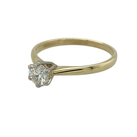 Add a touch of brilliance to your jewellery collection with this pre-owned 9ct yellow gold moissanite set solitaire ring, offering exceptional sparkle with a timeless design—perfect for everyday wear or special occasions.
Design: The ring features a classic solitaire design, showcasing a single brilliant cut moissanite for a clean and elegant look.
Material: Made from 9-carat yellow gold, it has a polished finish that enhances its warm tone and complements the sparkle of the stone.