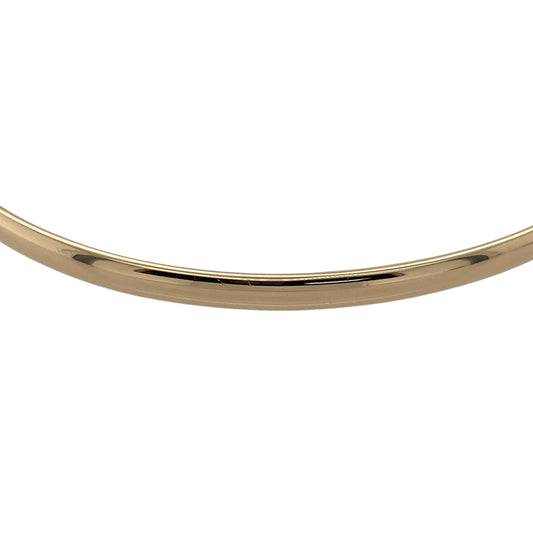 Add a timeless and versatile piece to your jewellery collection with this pre-owned 9ct yellow gold solid plain bangle, offering classic simplicity with a slightly bolder profileβperfect for everyday wear or stacking.
Design: The bangle features a smooth, rounded profile with a plain polished finish, creating a clean and elegant look.
Material: Made from 9-carat yellow gold, it has a polished surface that enhances its warm tone and timeless appeal.