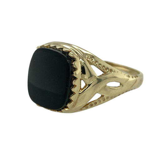 Add a bold and sophisticated piece to your jewellery collection with this pre-owned 9ct yellow gold onyx set signet ring, combining classic styling with striking contrast—perfect for everyday wear or making a statement.
Design: The ring features a traditional signet style with a rounded rectangular onyx stone, creating a strong and timeless look.
Material: Made from 9-carat yellow gold, it has a polished finish that enhances its warm tone and contrasts beautifully with the deep black onyx.