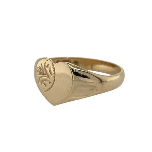 Add a charming and romantic piece to your jewellery collection with this pre-owned 9ct yellow gold patterned heart signet ring, combining classic style with delicate detail—perfect for everyday wear or as a thoughtful gift.
Design: The ring features a traditional heart-shaped signet face with a patterned finish, creating a decorative and feminine look.
Material: Made from 9-carat yellow gold, it has a polished and textured surface that enhances its warm tone and classic appeal.