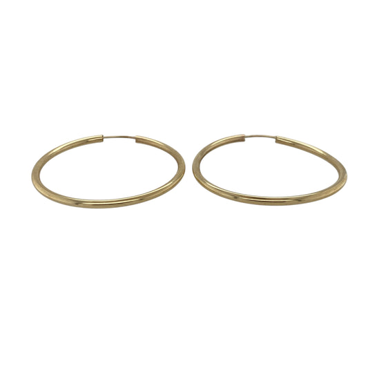 Add a timeless and versatile piece to your jewellery collection with these pre-owned 9ct yellow gold plain hoop earrings, offering classic style with a bold size—perfect for everyday wear or effortless styling.
Design: The earrings feature a traditional round hoop design with a smooth and minimal finish, creating a clean and elegant look.
Material: Made from 9-carat yellow gold, they have a polished finish that enhances their warm tone and classic appeal.