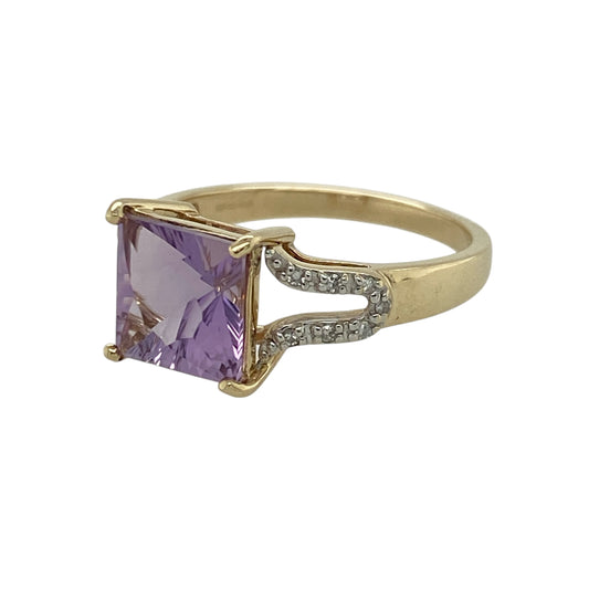 Add a bold and colourful piece to your jewellery collection with this pre-owned 9ct yellow gold diamond and purple stone set ring, combining striking design with elegant sparkle—perfect for everyday wear or special occasions.
Design: The ring features a square-cut purple stone at the centre, creating a strong and eye-catching focal point, complemented by diamond accents for added brilliance.
