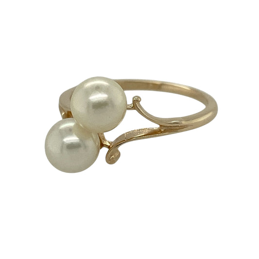 Add a touch of elegance to your jewellery collection with this pre-owned 9ct yellow gold double pearl set twist ring, combining classic beauty with a graceful design—perfect for everyday wear or special occasions.
Design: The ring features a flowing twist design, set with two pearls that sit opposite each other, creating a balanced and sophisticated look.
Material: Made from 9-carat yellow gold, it has a polished finish that enhances its warm tone and complements the soft lustre of the pearls.