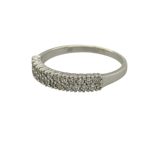 Add a touch of sparkle to your jewellery collection with this pre-owned 9ct white gold cubic zirconia double row band ring, combining classic style with a modern finish—perfect for everyday wear or stacking.
Design: The ring features a double row band design, set with cubic zirconia stones to create a layered and eye-catching look with added brilliance.