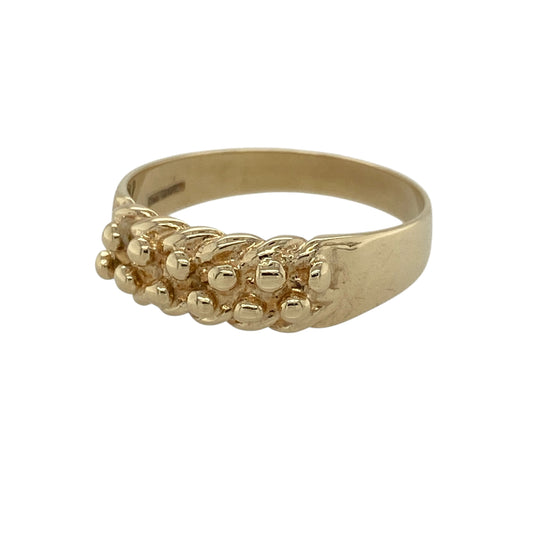 Add a classic and characterful piece to your jewellery collection with this pre-owned 9ct yellow gold double row keeper ring, combining traditional design with a refined look—perfect for everyday wear or making a subtle statement.
Design: The ring features a double row keeper style with interwoven detailing across the front, creating a textured and timeless appearance.
Material: Made from 9-carat yellow gold, it has a polished finish that enhances its warm tone and highlights the intricate design.