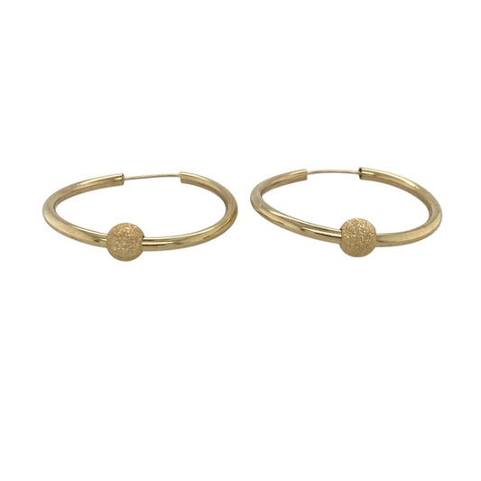 Add a touch of sparkle to your jewellery collection with these pre-owned 9ct yellow gold sparkle ball hoop earrings, combining classic style with eye-catching detail—perfect for everyday wear or elevating your look.
Design: The earrings feature a hoop design accented with textured sparkle ball details, creating a light-catching and decorative finish.
Material: Made from 9-carat yellow gold, they have a polished and textured surface that enhances their warm tone and reflective appeal.