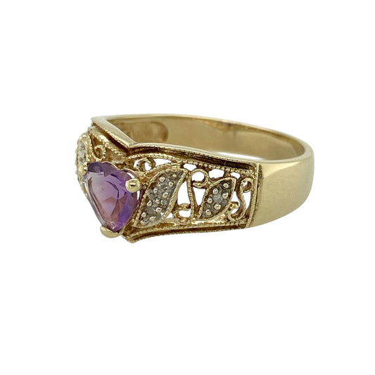 Bring graceful design and a pop of rich colour to your jewellery collection with this pre-owned 9ct yellow gold diamond and amethyst set open patterned wishbone ringβperfect for stacking or making a subtle statement.
Design: This wishbone-style ring features an open patterned front, adorned with vibrant amethyst gemstones and delicate diamonds that add a touch of sparkle. The 9mm wide front creates an eye-catching yet elegant silhouette.