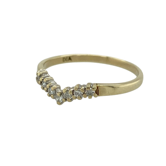 Add a touch of delicate sparkle to your jewellery collection with this pre-owned 9ct yellow gold diamond set wishbone ringβan elegant and meaningful piece perfect for everyday wear or stacking.
Design: This wishbone-style ring features a graceful curved shape, highlighted with shimmering diamonds that enhance its refined and feminine look. The classic design makes it ideal for stacking with other rings or wearing alone for subtle elegance.