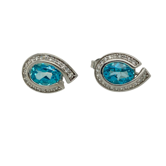 Add a touch of elegant colour and sparkle to your jewellery collection with these pre-owned 9ct white gold blue topaz and cubic zirconia set teardrop stud earrings—perfect for both everyday wear and special occasions.
Design: These stud earrings feature beautifully shaped teardrop designs set with oval blue topaz stones, each measuring approximately 8mm by 6mm, creating a bright and eye-catching focal point, enhanced by sparkling cubic zirconia accents.