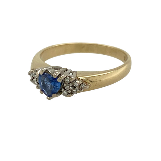 Add a romantic touch of colour and sparkle to your jewellery collection with this pre-owned 18ct yellow gold diamond and sapphire set ring—an elegant piece perfect for special occasions or meaningful gifting.
Design: This ring features a central heart-shaped sapphire measuring approximately 4mm, creating a charming focal point, with clusters of sparkling diamonds set on either side for added brilliance and balance.