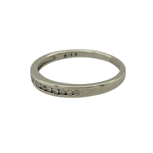 Add subtle sparkle and modern elegance to your jewellery collection with this pre-owned 9ct white gold diamond set band ring—an understated and versatile piece perfect for everyday wear.
Design: This band ring features a slim 2mm wide front, set with delicate diamonds that create a refined and minimalist look across the finger.
Material: Made from 9-carat white gold, the polished finish enhances the brightness of the diamonds while offering a sleek and contemporary appearance.