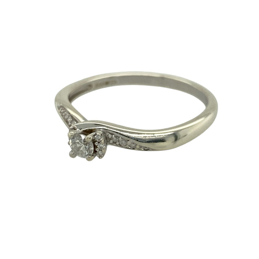 Add timeless sparkle and elegant detail to your jewellery collection with this pre-owned 9ct white gold diamond set solitaire ring—an eye-catching piece perfect for everyday wear or special occasions.
Design: This ring features a central brilliant-cut diamond, complemented by smaller diamonds set along the sides and shoulders, creating a balanced and radiant look with added depth and brilliance.