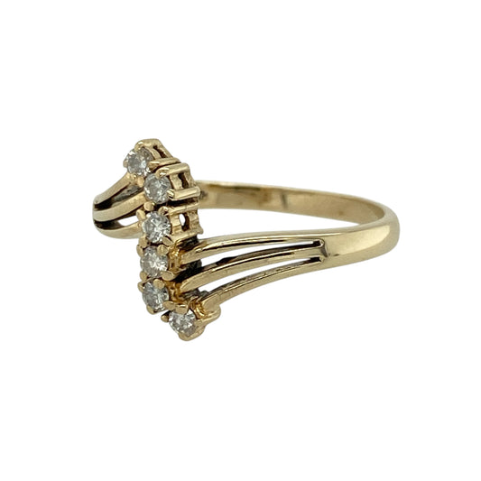 Add elegant sparkle and a unique twist to your jewellery collection with this pre-owned 9ct yellow gold diamond set six stone twist ring—an eye-catching piece perfect for everyday wear or special occasions.
Design: This ring features a striking twist design with a 12mm high front, showcasing six brilliant-cut diamonds arranged in a vertical column, creating a bold and modern look.