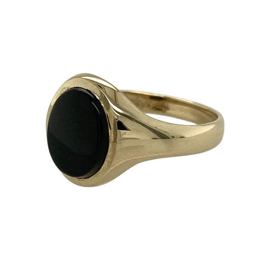 Add bold, classic style to your jewellery collection with this pre-owned 9ct yellow gold onyx set oval signet ring—an elegant and timeless piece perfect for everyday wear.
Design: This signet ring features a smooth oval onyx stone measuring approximately 10mm by 8mm, creating a strong and eye-catching focal point with its deep black finish.
Material: Made from 9-carat yellow gold, the polished finish enhances the rich golden tone while providing a striking contrast against the onyx.