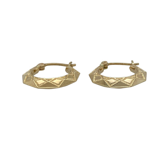Add a unique geometric touch to your jewellery collection with these pre-owned 9ct yellow gold patterned hexagon shaped creole earrings—an elegant and distinctive choice for everyday wear.
Design: These creole earrings feature a hexagon shape with a patterned finish, creating a modern and eye-catching look that adds subtle texture and dimension.
Material: Made from 9-carat yellow gold, the polished finish enhances the warm golden tone while highlighting the detailed pattern.