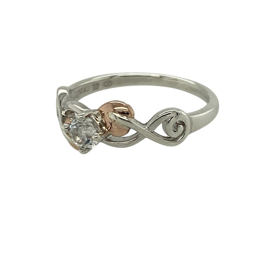 Add a meaningful blend of elegance and symbolism to your jewellery collection with this pre-owned 925 silver and 9ct rose gold Clogau Tree of Life ring set with white topazβan eye-catching piece perfect for everyday wear.
Design: This ring features the iconic Tree of Life motif, centred with a sparkling white topaz measuring approximately 4mm in diameter, creating a delicate and meaningful focal point.