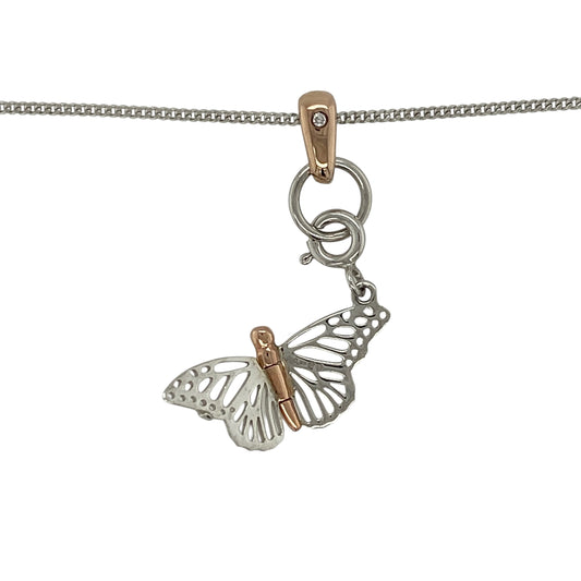 Add a touch of charm and versatility to your jewellery collection with this pre-owned 925 silver and 9ct rose gold Clogau butterfly clip-on charm necklaceβan elegant and playful piece perfect for everyday wear.
Design: This necklace features a beautifully detailed butterfly charm measuring approximately 1.6cm in length, with an overall pendant drop of approximately 3.5cm including the bails. The butterfly opens, adding a unique and interactive element to the design.