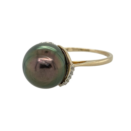 Add elegant sophistication to your jewellery collection with this pre-owned 9ct yellow gold diamond and grey pearl set ring—an eye-catching piece perfect for special occasions or refined everyday wear.
Design: This ring features a striking 12mm grey pearl as its centrepiece, complemented by a delicate two-petal flower style mount set with sparkling diamonds, creating a graceful and feminine finish.