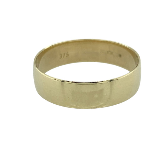 Add classic simplicity and timeless style to your jewellery collection with this pre-owned 9ct yellow gold flat wedding band ring—an elegant piece perfect for everyday wear.
Design: This ring features a 6mm wide flat band, offering a clean and modern profile with a smooth, understated finish.
Material: Made from 9-carat yellow gold, the polished finish enhances the rich golden tone while maintaining a sleek and classic look.