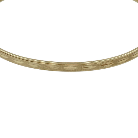 Add a charming and thoughtful piece to your jewellery collection with this pre-owned 9ct yellow gold patterned expanding baby bangle—an elegant keepsake perfect for a special little one.
Design: This baby bangle features a delicate patterned finish across a slim 2mm wide band, offering a subtle decorative touch with a classic look.
Material: Made from 9-carat yellow gold, the polished finish enhances the warm golden tone while highlighting the fine detailing.