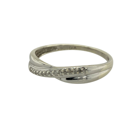 Add a touch of modern elegance to your jewellery collection with this pre-owned 9ct white gold diamond set crossover band ring—an understated and stylish piece perfect for everyday wear.
Design: This ring features a graceful crossover design with a 4mm wide front, set with sparkling diamonds that enhance the flowing lines and add subtle brilliance.