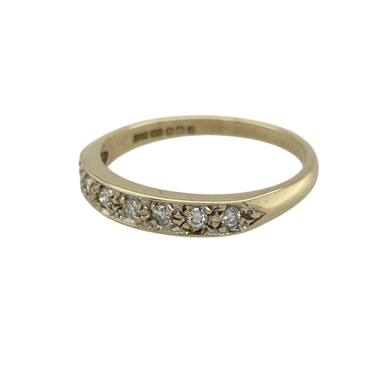 Add subtle sparkle and timeless style to your jewellery collection with this pre-owned 9ct yellow gold diamond set band ring—an elegant and versatile piece perfect for everyday wear.
Design: This ring features a 3mm wide front, set with sparkling diamonds that create a refined and balanced look across the band.
Material: Made from 9-carat yellow gold, the polished finish enhances the warm golden tone while complementing the brilliance of the diamonds.