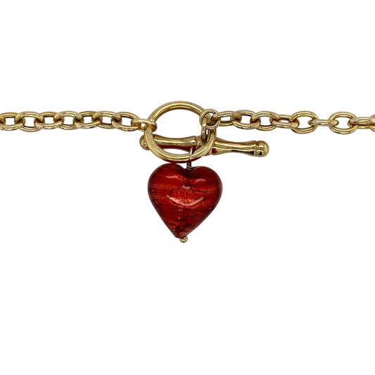 Add a bold pop of colour to your jewellery collection with this pre-owned 9ct yellow gold red heart bead belcher T-bar necklace, featuring a striking design and classic styling—perfect for statement wear or everyday elegance.
Design: The necklace features a vibrant red glass heart bead measuring approximately 12mm, creating a standout focal point against the classic belcher chain.