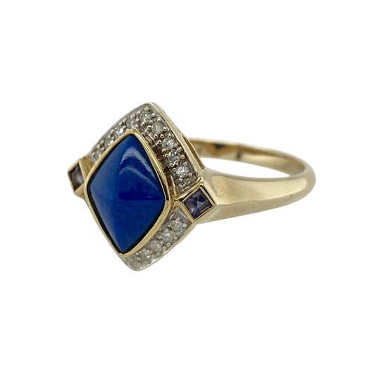 Add bold colour and distinctive style to your jewellery collection with this pre-owned 9ct yellow and white gold diamond and lapis lazuli ring, featuring a striking centre stone and elegant detailing—perfect for special occasions or statement wear.
Design: The ring showcases an oval lapis lazuli measuring approximately 11mm by 8mm at its centre, complemented by smaller blue stones approximately 2mm by 2mm on either side, with diamond accents adding subtle sparkle.