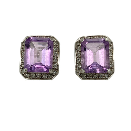 Add bold colour and elegant sparkle to your jewellery collection with these pre-owned 9ct white gold diamond and amethyst stud earrings, featuring striking gemstones and a refined finish—perfect for special occasions or statement everyday wear.
Design: The earrings feature rectangular amethyst stones measuring approximately 10mm by 8mm each, showcasing rich purple tones, complemented by diamond accents that add brilliance and contrast.