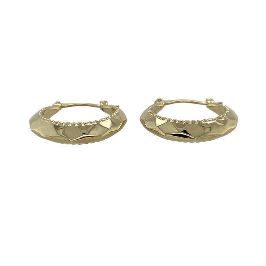 Add subtle texture and shine to your jewellery collection with these pre-owned 9ct yellow gold beaded hoop creole earrings, featuring a detailed finish and timeless style—perfect for everyday wear or effortless styling.
Design: The earrings feature a classic hoop creole shape with a textured beaded pattern, creating a combination of sparkle and depth that catches the light beautifully.