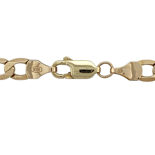 Add bold, classic style to your jewellery collection with this pre-owned 9ct yellow gold curb chain, featuring a substantial weight and timeless design—perfect for everyday wear or layering.
Design: The chain features traditional curb links with a smooth, flat profile that sits comfortably and reflects the light with a clean, polished finish.
Material: Made from 9ct yellow gold, the rich warm tone enhances its classic appeal and versatility.