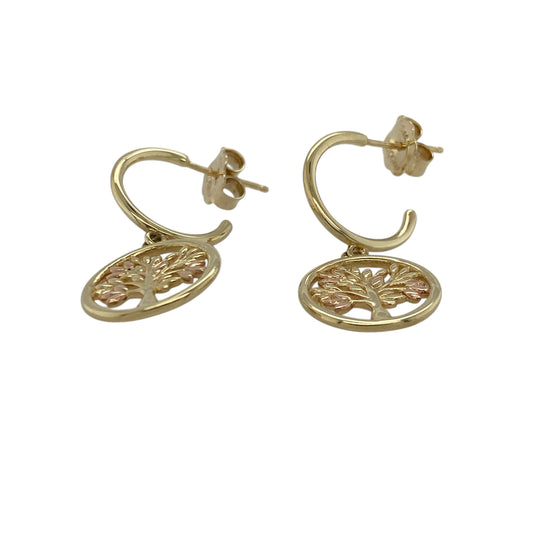 Add meaningful elegance to your jewellery collection with these pre-owned 9ct yellow gold Tree of Life drop earrings, featuring a symbolic design and graceful movementβperfect for everyday wear or special occasions.
Design: The earrings feature a round drop design showcasing the iconic Tree of Life motif, symbolising growth, strength, and connection, with intricate detailing that creates a striking look.