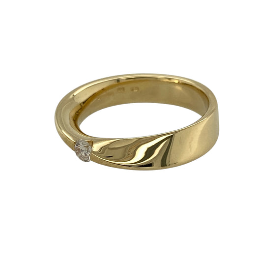 Add elegant movement and timeless sparkle to your jewellery collection with this pre-owned 18ct yellow gold diamond twist solitaire ring, featuring a graceful design and refined brilliance—perfect for everyday wear or special occasions.
Design: The ring showcases a single brilliant-cut diamond of approximately 0.12ct, highlighted by a twisted band that gently flows around the centre stone for a soft and eye-catching look.