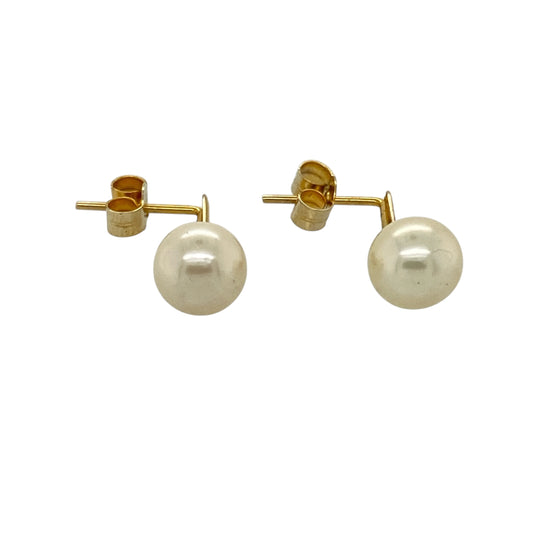 Add timeless elegance to your jewellery collection with these pre-owned 9ct yellow gold pearl drop earrings, featuring classic beauty and graceful movement—perfect for everyday wear or special occasions.
Design: The earrings feature a simple drop style with lustrous round pearls measuring approximately 7mm in diameter each, offering a refined and feminine look.
Material: Made from 9ct yellow gold, the polished finish enhances the warmth of the metal while complementing the soft glow of the pearls.