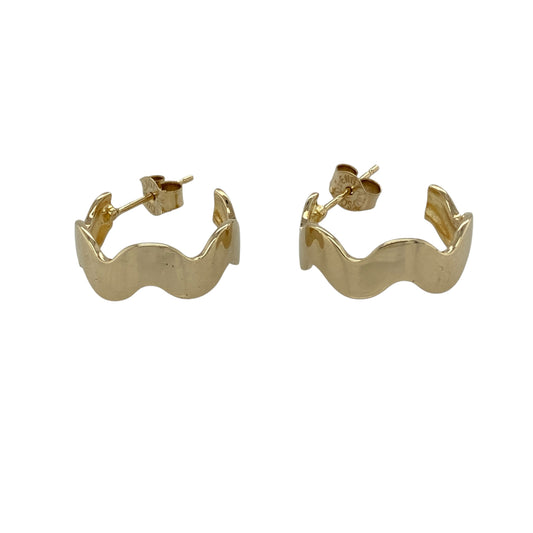 Add flowing elegance to your jewellery collection with these pre-owned 9ct yellow gold wave band half hoop stud earrings, featuring a smooth curved design—perfect for everyday wear or refined styling.
Design: The earrings feature a wave-style band in a half hoop shape, creating a soft, fluid look that adds subtle movement and visual interest.
Material: Made from 9ct yellow gold, the polished finish enhances the warm tone of the metal while highlighting the smooth contours of the design.