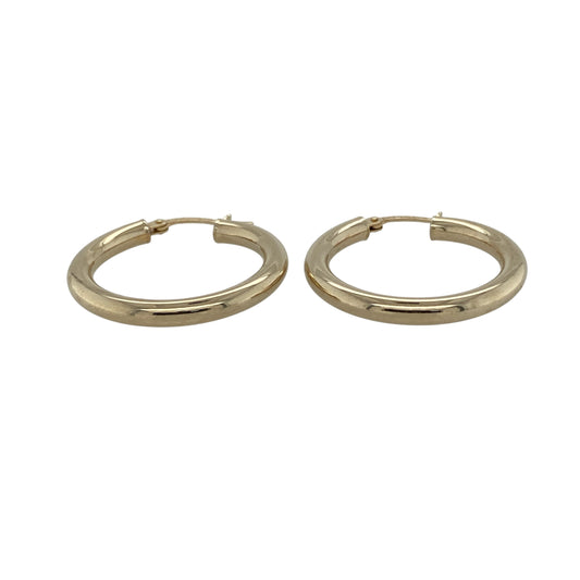 Add timeless simplicity to your jewellery collection with these pre-owned 9ct yellow gold plain hoop creole earrings, featuring a classic design and polished finish—perfect for everyday wear or effortless styling.
Design: The earrings showcase a traditional hoop creole shape with a smooth, plain surface, offering a clean and versatile look that never goes out of style.
Material: Made from 9ct yellow gold, the polished finish enhances the warm tone of the metal, creating a refined and classic appearance.