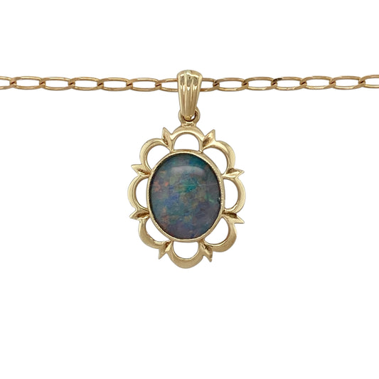 Add soft colour and vintage-inspired charm to your jewellery collection with this pre-owned 9ct yellow gold doublet pendant necklace, featuring a decorative surround and elegant design—perfect for everyday wear or special occasions.
Design: The pendant showcases an oval doublet opalique-style stone measuring approximately 12mm by 10mm, displaying a soft play of colour, framed by a scalloped edge surround for a delicate, decorative finish.