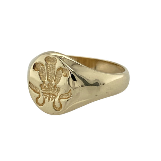 Add heritage-inspired style to your jewellery collection with this pre-owned 9ct yellow gold Welsh Three Feathers signet ring, featuring a bold design and meaningful symbolism—perfect for everyday wear or statement styling.
Design: The ring showcases the iconic Welsh Three Feathers motif on an oval signet face measuring approximately 13mm high, creating a striking and recognisable focal point.