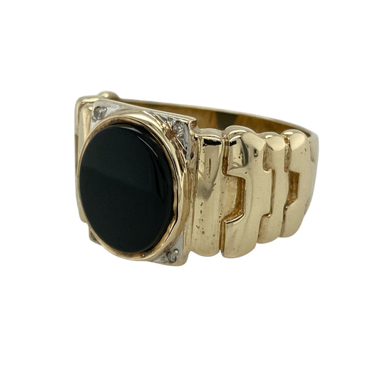 Add bold contrast and classic style to your jewellery collection with this pre-owned 9ct yellow gold diamond and onyx signet ring, featuring a striking design with timeless appeal—perfect for statement wear or everyday styling.
Design: The ring showcases a large oval onyx stone measuring approximately 12mm by 10mm, creating a strong focal point, with diamond accents adding a subtle touch of brilliance.