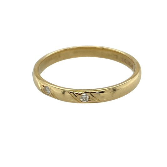 Add refined sparkle and timeless simplicity to your jewellery collection with this pre-owned 18ct yellow gold diamond set band ring, featuring a classic three-stone design—perfect for everyday wear or special occasions.
Design: The ring features three diamonds set across the front, creating a balanced and elegant display of subtle brilliance.
Material: Made from 18ct yellow gold, the polished finish enhances the rich, warm tone of the metal while complementing the sparkle of the diamonds.