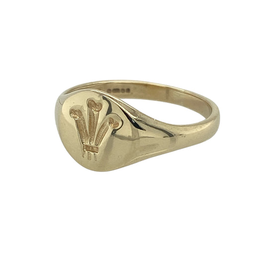 Celebrate heritage and timeless style with this pre-owned 9ct yellow gold Welsh Three Feathers round signet ring—an elegant piece rich in tradition and symbolism.
Design: The ring features a round signet face measuring approximately 8mm in diameter, showcasing the iconic Welsh Three Feathers emblem for a bold yet classic look.
Material: Made from 9-carat yellow gold, the polished finish enhances the warmth of the metal while highlighting the detailed emblem.