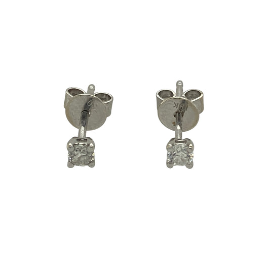 Add refined sparkle and timeless elegance to your collection with these pre-owned 18ct white gold diamond set stud earrings—an effortlessly stylish pair perfect for everyday wear or special occasions.
Design: The earrings feature a classic stud style, each set with a sparkling diamond that offers a clean and elegant look with lasting appeal.
Material: Made from 18-carat white gold, the polished finish enhances the cool tone of the metal while complementing the brilliance of the diamonds.