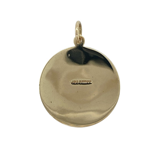 Carry a symbol of protection and timeless style with this pre-owned 9ct yellow gold large round St Christopher pendant—an eye-catching and meaningful piece ideal for everyday wear.
Design: The pendant features a classic round St Christopher motif in a larger size, showcasing detailed relief that represents protection and safe travel, with a bold and traditional appearance.
Material: Made from 9-carat yellow gold, the polished finish enhances the warmth of the metal while highlighting the intricate design.