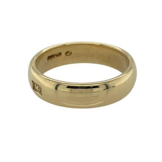 Make a bold and meaningful statement with this pre-owned 18ct Welsh gold 6mm wedding band ring—an exceptional piece combining heritage, luxury, and timeless style.
Design: The ring features a 6mm wide band with a smooth, polished finish, offering a strong and classic profile with enduring appeal.
Material: Made from 18-carat Welsh gold, prized for its rich colour and rarity, giving the ring a distinctive and prestigious character.