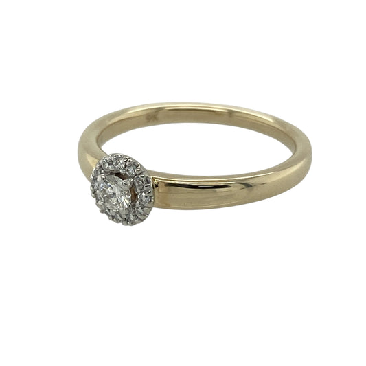 Add timeless sparkle and elegant brilliance to your collection with this pre-owned 9ct yellow gold diamond set brilliant cut halo ring—an eye-catching piece with classic appeal.
Design: The ring features a central brilliant-cut diamond surrounded by a halo of smaller diamonds, creating a bright and striking focal point with enhanced sparkle and presence.
Material: Made from 9-carat yellow gold, the polished finish enhances the warmth of the metal while complementing the brilliance of the diamonds.