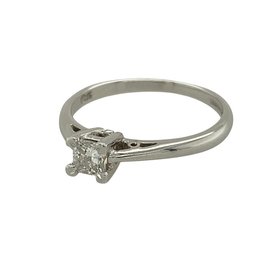 Add timeless elegance and refined sparkle to your collection with this pre-owned 18ct white gold diamond set solitaire ring—an effortlessly sophisticated piece with classic appeal.
Design: The ring features a single princess-cut diamond of approximately 0.25ct, creating a clean and modern focal point with sharp, elegant facets that enhance its brilliance.